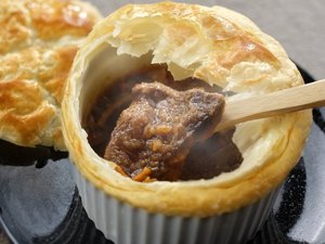 【特別会席】秋(2026年9月〜11月)洋皿 常陸牛のビーフシチューパイ包み