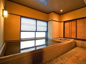 家族みんなで入ってもゆったり湯船の貸切風呂