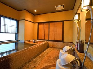 家族みんなで入ってもゆったり湯船の貸切風呂
