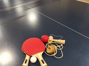 1階ロビー奥には卓球コーナー♪年代問わず、大人気♪♪昔懐かしい独楽やけん玉の貸し出しも人気♬