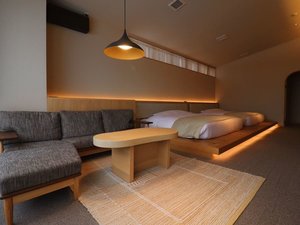 【温泉付スイートルーム】富良野の自然を感じながら、ソファでゆったりとおくつろぎくださいませ。