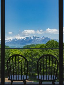 一面をガラスで囲まれた開放的な空間からは雄大なパノラマを、どの角度からでもお愉しみいただけます。