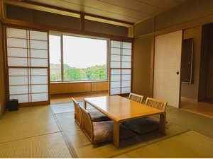 どこか懐かしく、それでいて洗練されたひとときを過ごせる、富良野ホテルの和洋室。