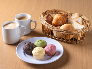コーヒーとともにクロワッサンやカラフルなパンが並ぶご朝食。