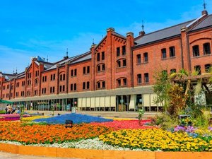 【当館から徒歩15分】歴史的な倉庫を改装した、ショッピングやグルメの複合施設「横浜赤レンガ倉庫」
