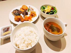 ■朝食ビュッフェ、焼き魚、煮つけ、納豆など、和の食材も取り揃えております♪