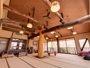 *2F集いの間/心地よい風が吹く休憩スペース。湯上りやトレッキング帰りのひと休みにご利用下さい。