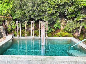 *露天風呂/綱の湯(立ち湯)は首まで浸かる浸透圧効果で中から蘇ります。