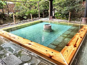 *女湯(露天風呂)/源泉あふれる檜風呂の湯船に浸かりながら癒しのひと時をお過ごし下さい。