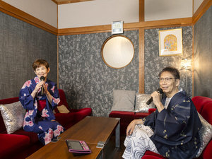 *【室内アクティビティ】雰囲気はレトロでも最新曲も歌えるカラオケ!(有料)