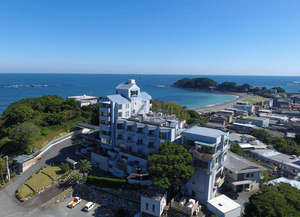 【外観】海沿い高台のため1階でも4,5階の高さ。冬にはなんと富士山が見えることも!最上階は展望室