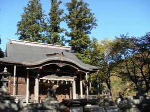 車で3分ほどの諏訪神社。小説雪国に登場する神社