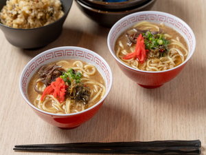 【熊本ラーメン】馬油、紅しょうが、高菜、ニンニクチップを加えてお召し上がりください。
