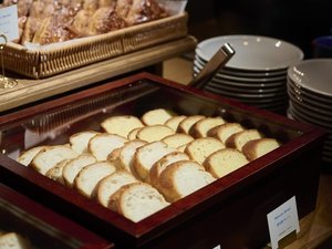 LAZULI BAKERY�̏Ă����ăp�����͂��߁A�Ȗ،��Y�̖�؂◑���g�����u�b�t�F�����p�ӂ��Ă��܂��B