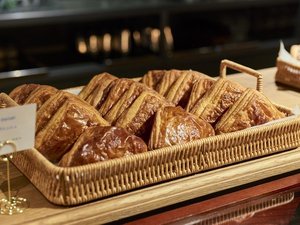 LAZULI BAKERY�̏Ă����ăp�����͂��߁A�Ȗ،��Y�̖�؂◑���g�����u�b�t�F�����p�ӂ��Ă��܂��B