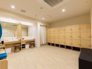 【女性大浴場:若草の湯(脱衣場)】広々としたスペースとすべての棚が鍵付きで安心。