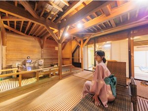 【禁煙☆源泉かけ流し露天風呂付客室】「紅山桜」広い湯船と湯冷ましスペースを完備。