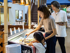 大人からお子様までお楽しみいただける、バラエティ豊かなお料理が並びます。