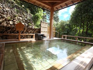 【せせらぎの湯】檜露天風呂:香り良い檜露天風呂では音信川渓流のせせらぎが。
