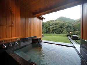 【露天風呂付】お任せジュニアスイート一例:頬を通る風がここちよい開放的な露天風呂。