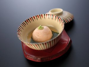 春の季節会席イメージ:見た目にも味わいにも爽やかな春の食。素材の味わいを大切に仕上げました。