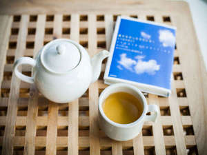 !sky lounge retreat`books & tea`