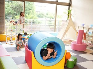 カラフルな遊具や安全な床材を備えたキッズスペース。