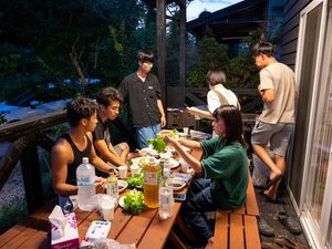屋根付きテラスでバーベキューは最高です
