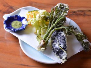 *山菜の天ぷら/旬の食材を使っていますので、季節の変化を感じられます。