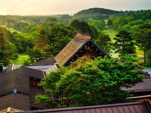 ホテルの窓からは合掌造りのクラブハウスとコースが一望できます。