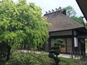本館以外にも敷地内には茅葺き屋根が点在