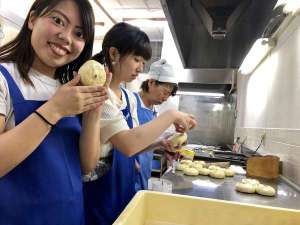信州名物おやきを地元のおばあちゃんと一緒に作れるおやきづくり体験の様子。お土産や思い出づくりに。
