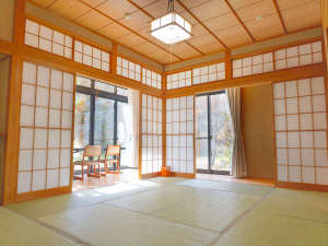 客室【あさぎり】。10畳+広々縁側付。角部屋で解放感溢れるお部屋です。