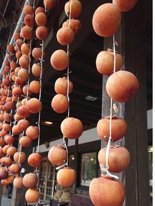 毎年恒例、手作り干し柿です。里山の自然の味をお楽しみください。