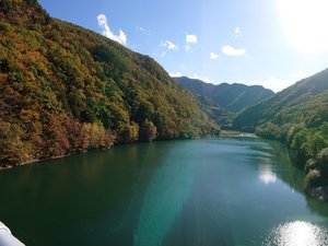 紅葉の名所:横川峡・横川ダム。当館から車で10分程で着きます。
