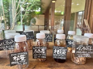 【薬草湯】四季折々の薬草とハーブを使い、季節の症状に合わせて自社ブレンドしております。 ※写真は一例