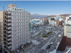 松本駅近くに立つ、シンプルで親しみやすい外観。