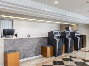 落ち着いたシンプルで清潔感のあるロビーです。