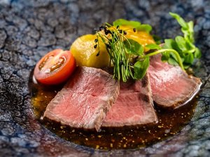 プレミアム高森和牛ローストビーフとナスの冷製仕立て