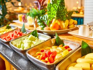 サーフサイド・カフェ/朝食ビュッフェ:色鮮やかな南国フルーツがおススメです。