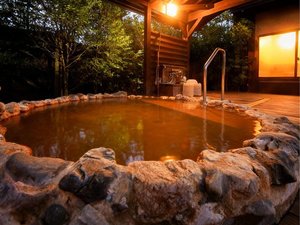 【全客室内湯・露天風呂付き】満天の星のもと、炭酸水素塩泉のお湯をご堪能ください