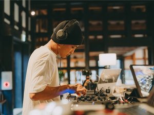 Lounge�b���E���W����DJ�u�[�X�ł͒���I�ɉ��y�C�x���g���J��