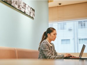 ���E���W