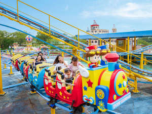 東条湖おもちゃ王国には、大観覧車やコースターなど、乗り物アトラクションも多数！
