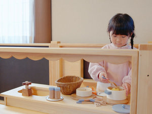 【ごっこひろば】国産木材を100%使用したミニキッチンでおままごとをお楽しみいただけます♪