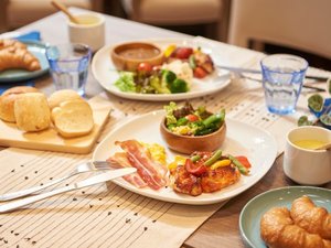 忙しい方でも、素早く、美味しく、朝の栄養をチャージできる、30種以上のフルビュッフェです。