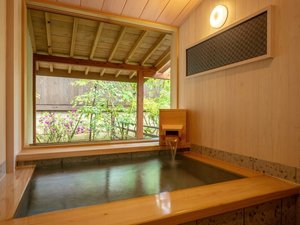 102号室 源泉かけ流し半露天風呂