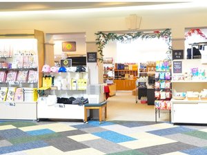 【売店】鹿児島のお土産やゴルフ用品、食料品・日用品なども多数取り揃えております。