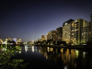 対岸からのホテル外観