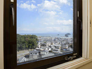 高層階の窓からの眺め(海)